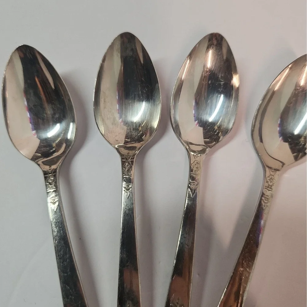 Wm A Rogers Oneida 1938 Silverplate set x 4 Teaspoons Harmony VTG